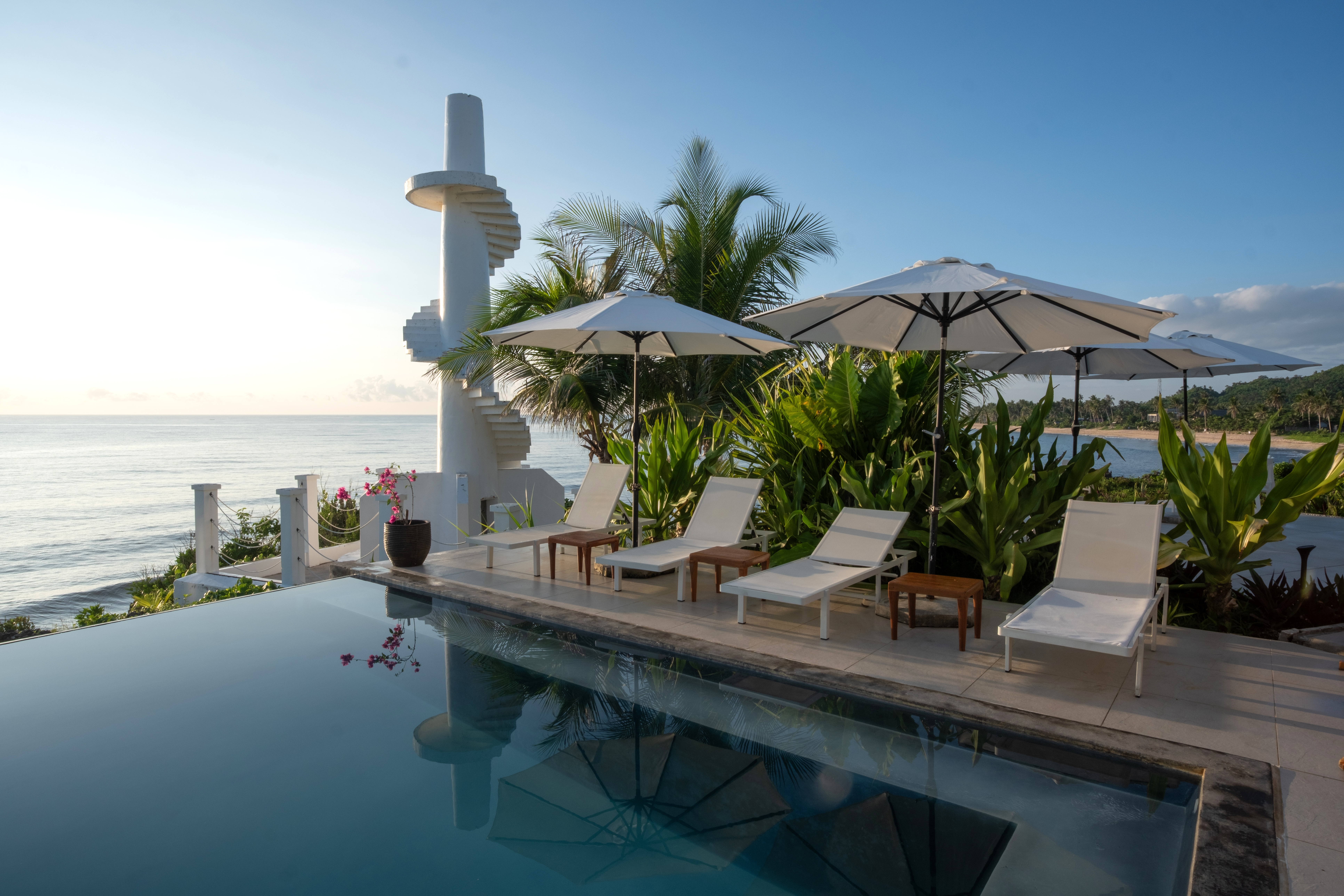 Infinity pool, ocean horizon and Trogon’s Perch landmark